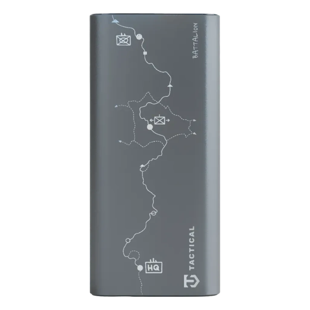Powerbank gris 20000 mAh y 65W con diseño táctico de mapa y símbolos militares, carcasa mate, bordes redondeados y logotipo Tactical en vertical