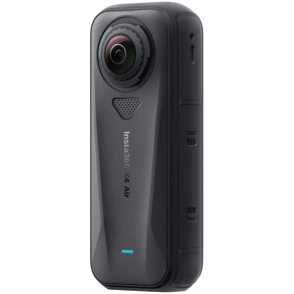 Cámara Insta360 X4 Air negra con dos lentes ojo de pez, cuerpo compacto con agarre texturizado, botón lateral, micrófono frontal y luz LED azul
