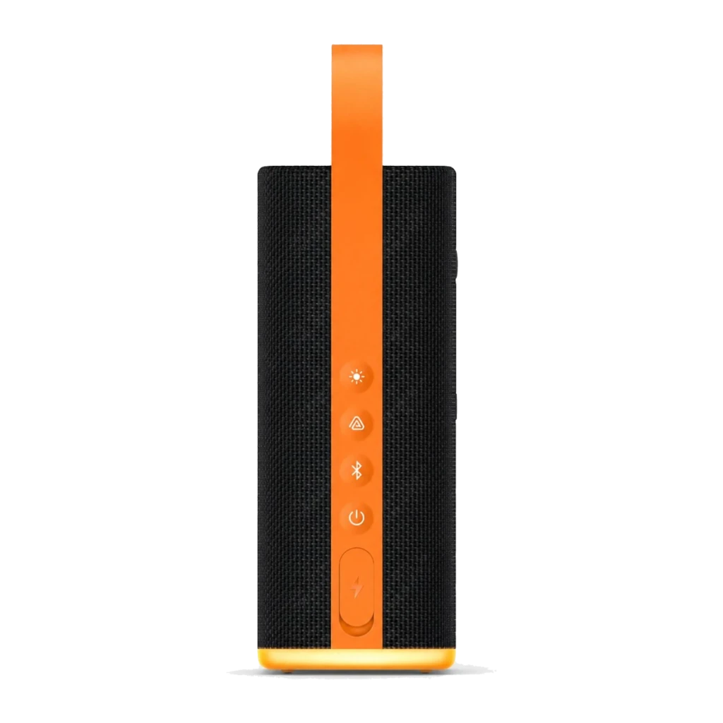 Altavoz portátil negro con correa naranja, rejilla textil y botones frontales naranjas; diseño vertical compacto, base y borde superior en naranja brillante