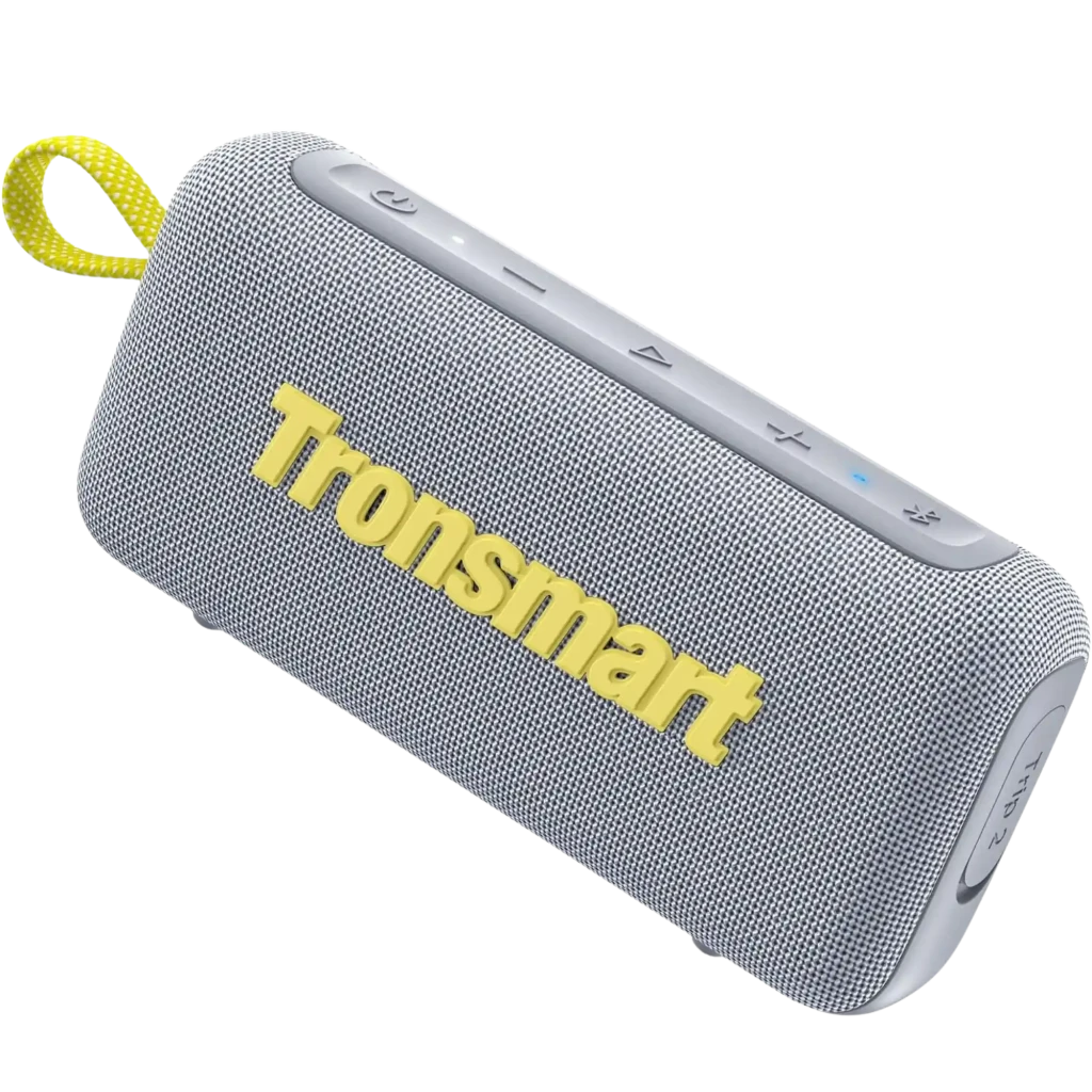 Tronsmart Trip 2 gris 10W con malla textil, logo frontal en relieve amarillo, controles superiores, luz LED de estado y correa amarilla para transporte