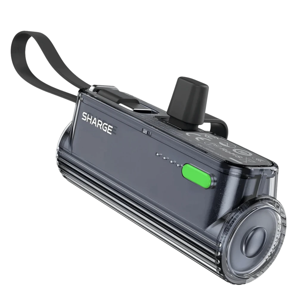 Power bank Sharge Flow Mini Negro 5000mAh y 22.5W con cable USB-C integrado, carcasa traslúcida, botón lateral verde, correa de mano y LEDs indicadores