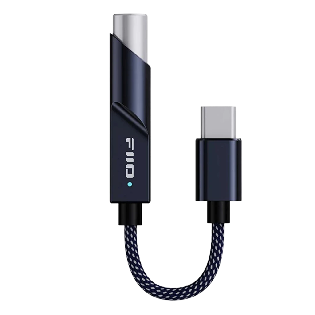 FiiO KA11 DAC Amplificador Hi-Res USB-C negro, compacto, conector USB-C metálico, cable trenzado corto y cuerpo oscuro con indicador LED azul